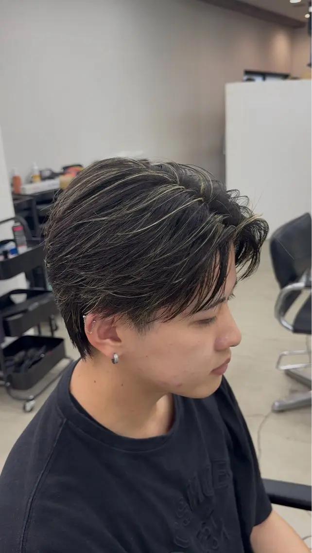ミディアム カラー ヘアアレンジ メンズ メンズハイライト 透明感カラー ハイライトカラー ハイライト 飯田 晟恭/暖色系 カラー/ハイトーンのヘアスタイル