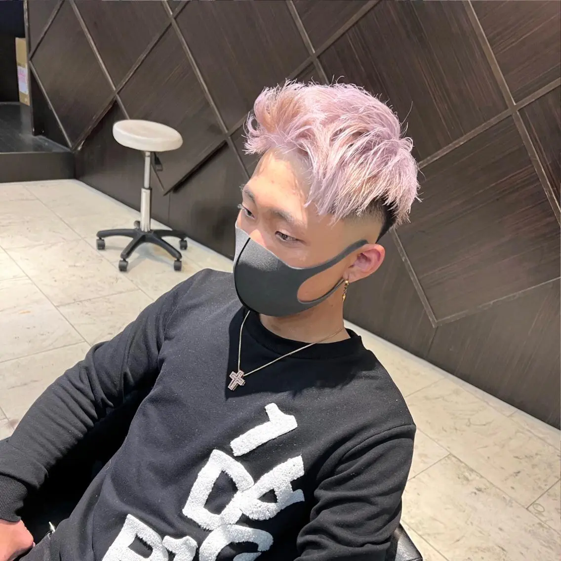 カラー メンズ フェードカット スキンフェード ピンクカラー カット ヘアカラー トリートメント メンズ専門 井藤 雅也のヘアスタイル