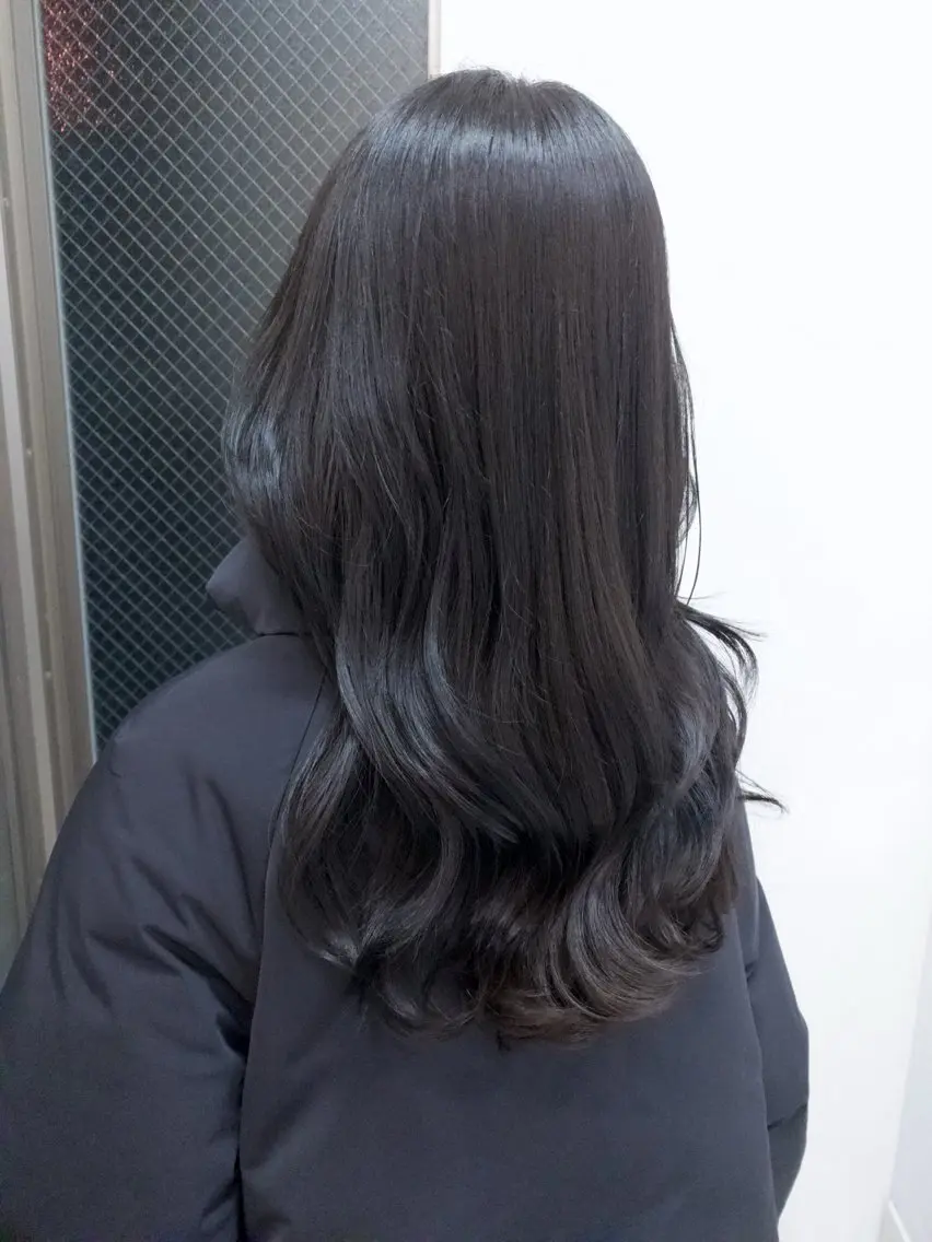セミロング カラー yiye shioriのヘアスタイル