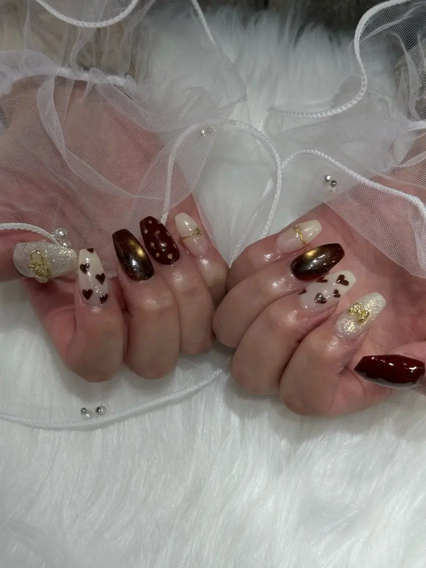 ネイル アートネイル ボルドー ブラウン ハート キラキラネイル ハンドネイル KOTORA NAILのネイルデザイン