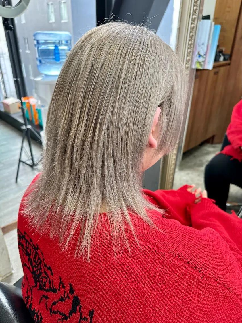 カラー メンズ メンズブリーチ メンズハイトーン 黒髪 ブリーチ ハイトーンカラー 大内 志穂のヘアスタイル