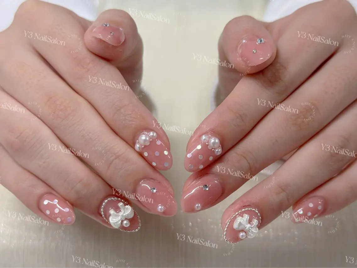 ネイル ドット ガーリー キラキラネイル ピンク ぷっくりネイル ハンドネイル Y3 NailSalonのネイルデザイン