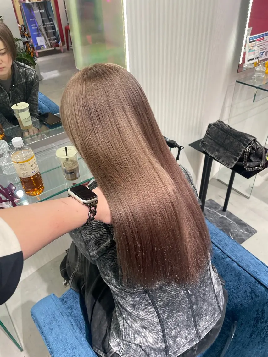 ロング カラー ベージュカラー ブリーチ ブロンド グレージュ ハイトーンカラー Mii. 内田萌々のヘアスタイル
