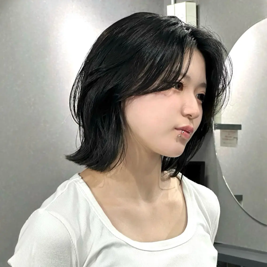ミディアム カラー ボブレイヤー 黒髪 ブルーカラー ブルーブラック 透明感カラー マエダルイ🌐 レイヤースタイルのヘアスタイル