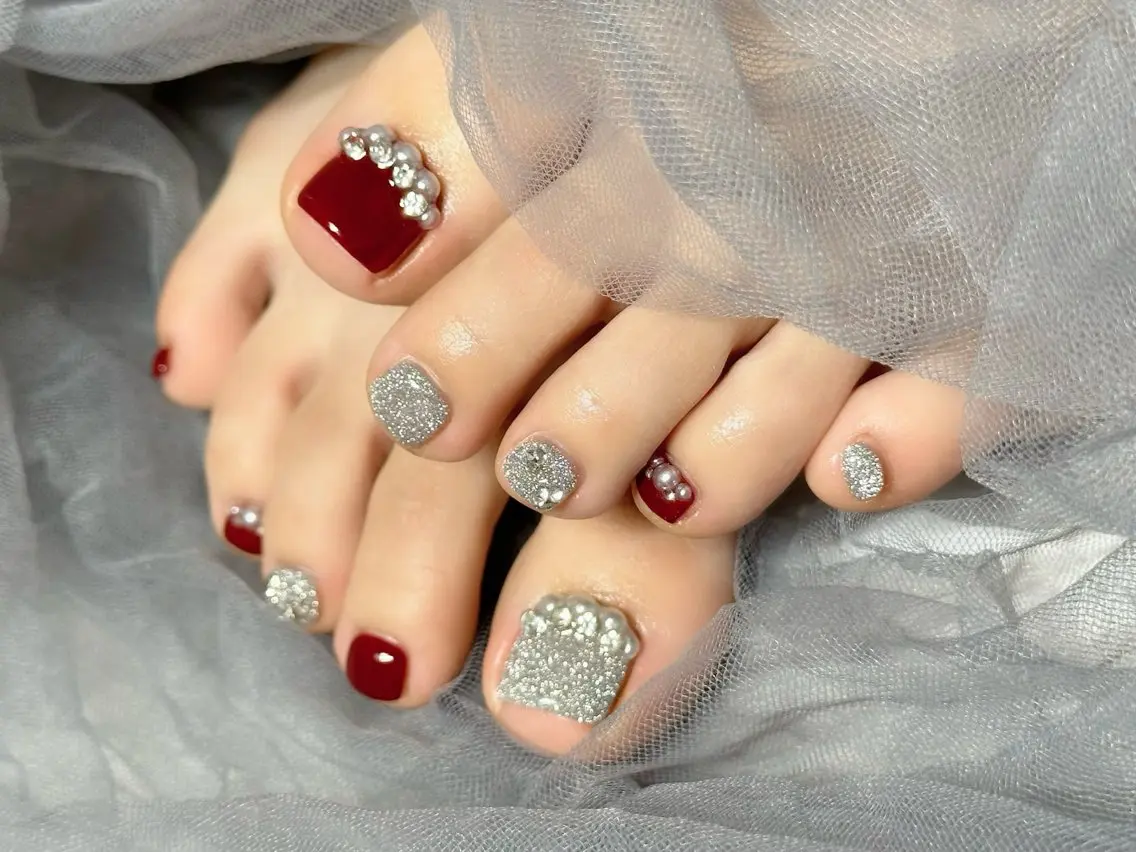 ネイル ボルドー フラッシュネイル ラメ(グリッター) シルバー フットネイル Nail Salon KURELLYのネイルデザイン