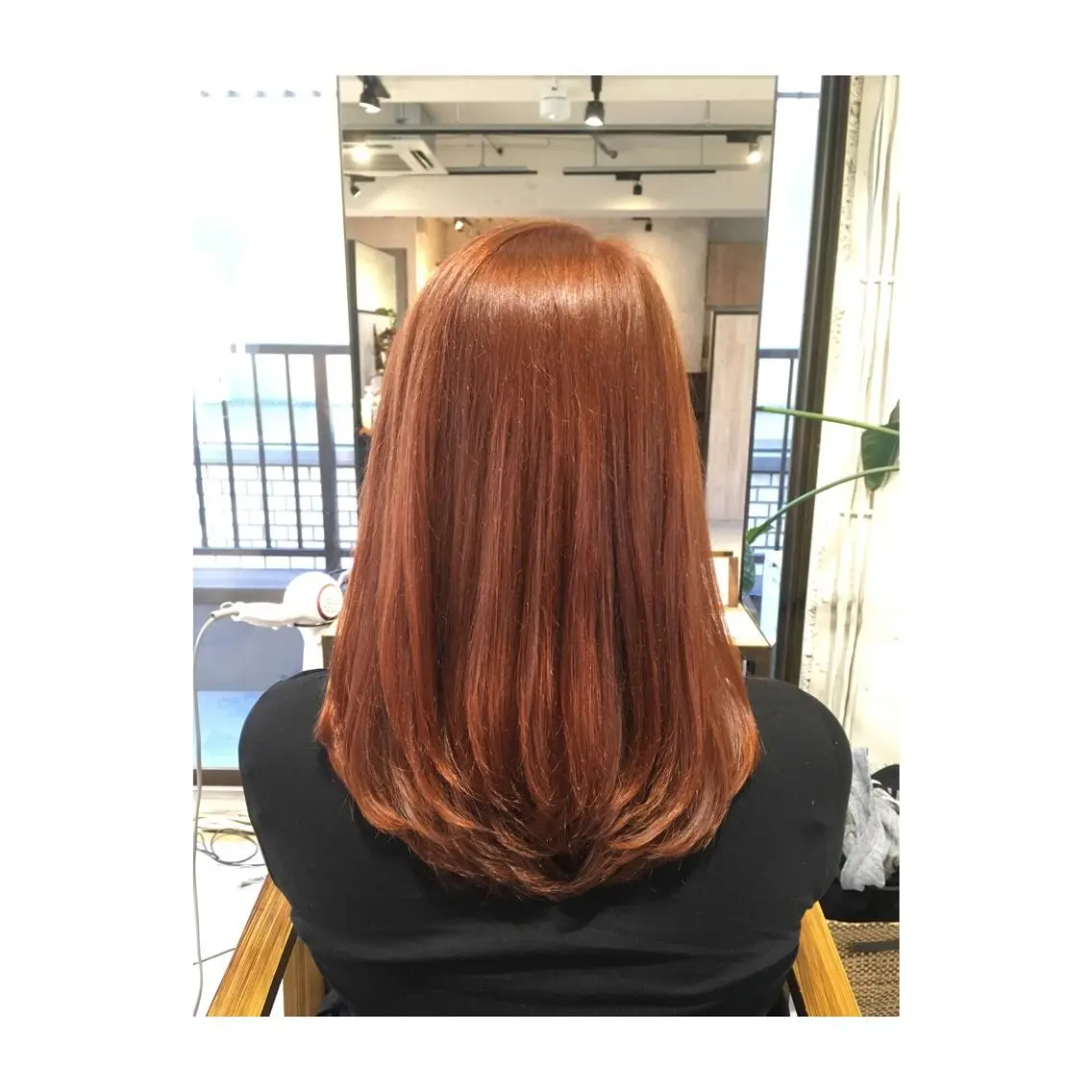 ミディアム セミロング ロング カラー オレンジ アオガミ （前髪顔周りカット）のヘアスタイル