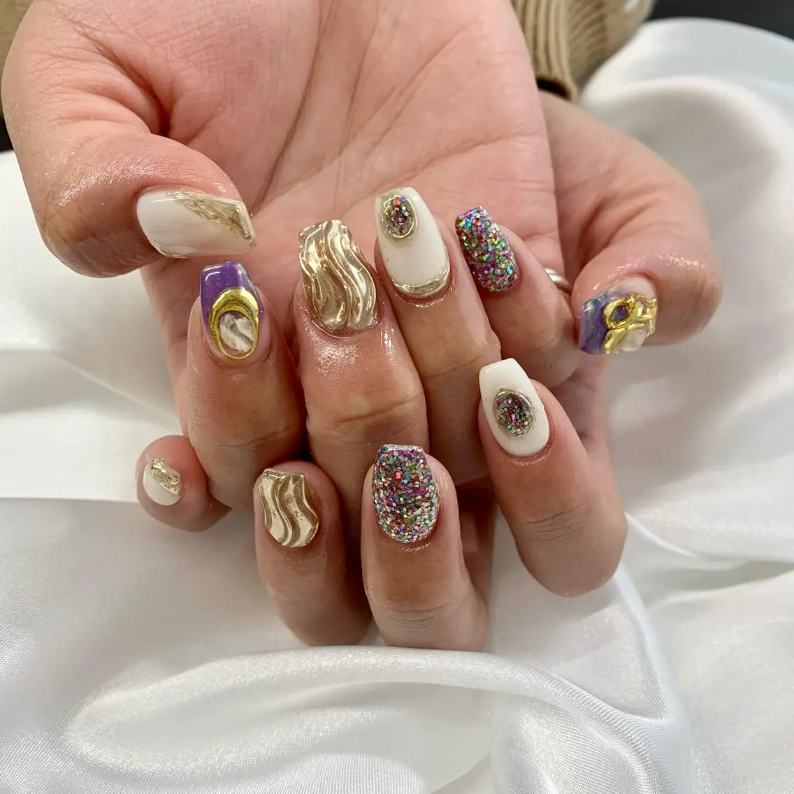 ネイル アートネイル ミラーネイル ニュアンスネイル 春ネイル new me"のネイルデザイン