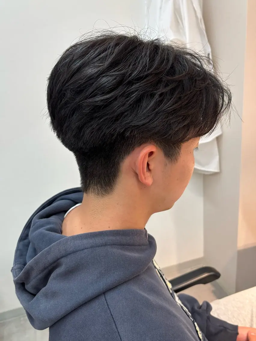 メンズ センターパート 刈り上げ 保立フェザーパーマ 大人メンズヘア船橋駅のヘアスタイル