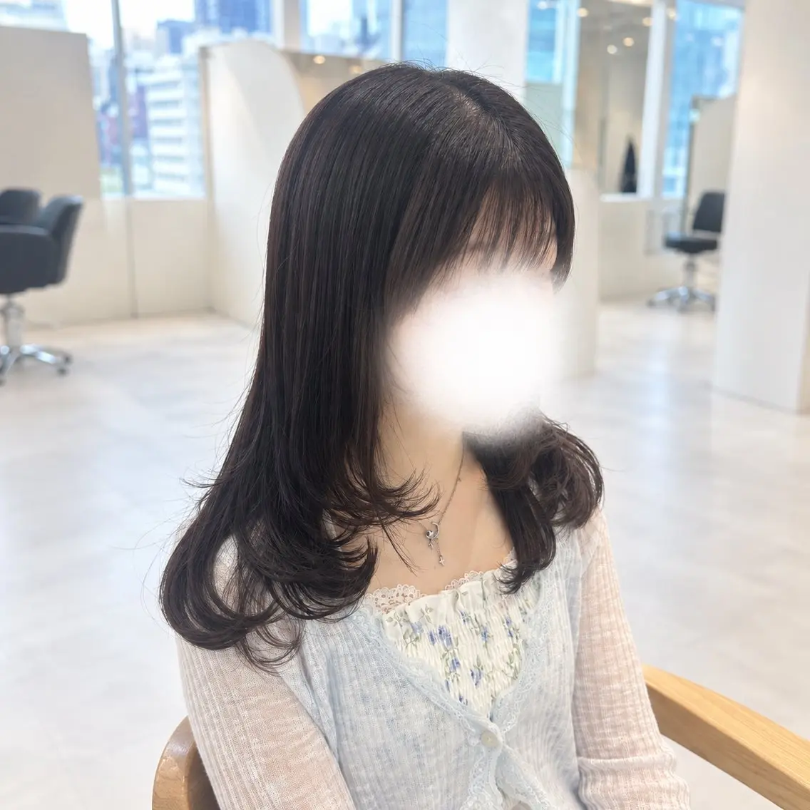 ミディアム くびれヘア レイヤーカット シースルーバング カット Emuest心斎橋 SAKIのヘアスタイル