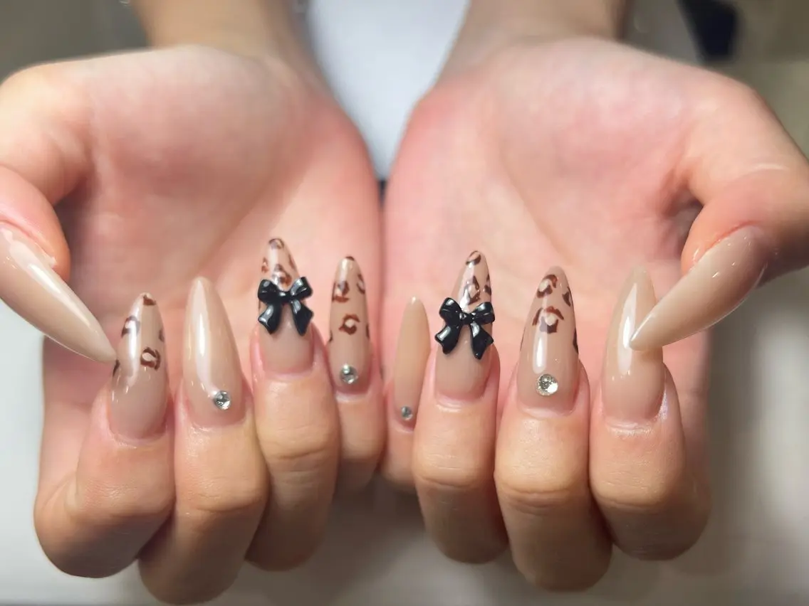 ネイル アートネイル リボン シルバー ハンドネイル LYYM Salon Nikoのネイルデザイン