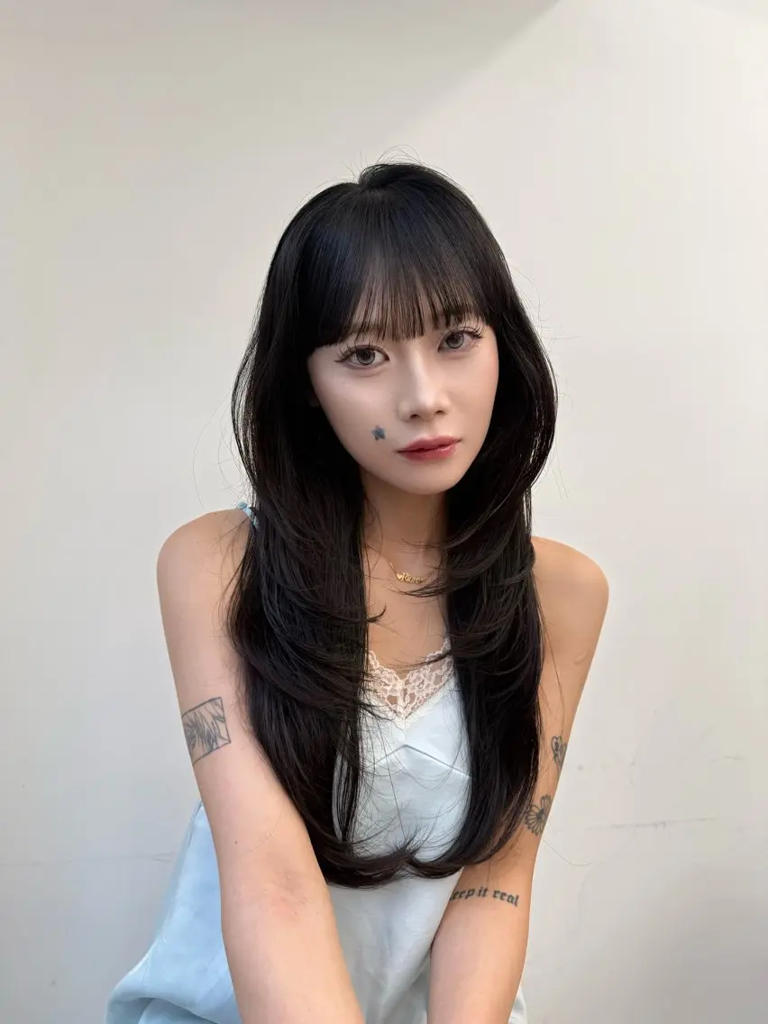 ロング ヘアカラー 韓国風黒髪🪽🩶 リンカのヘアスタイル