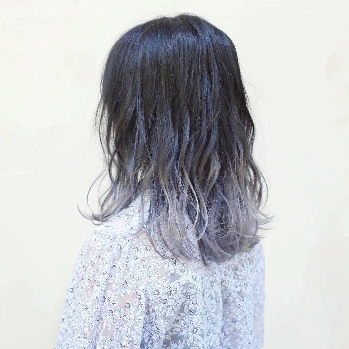 セミロング カラー グラデーションカラー シルバー ヘアカラー 土居 正季のヘアスタイル