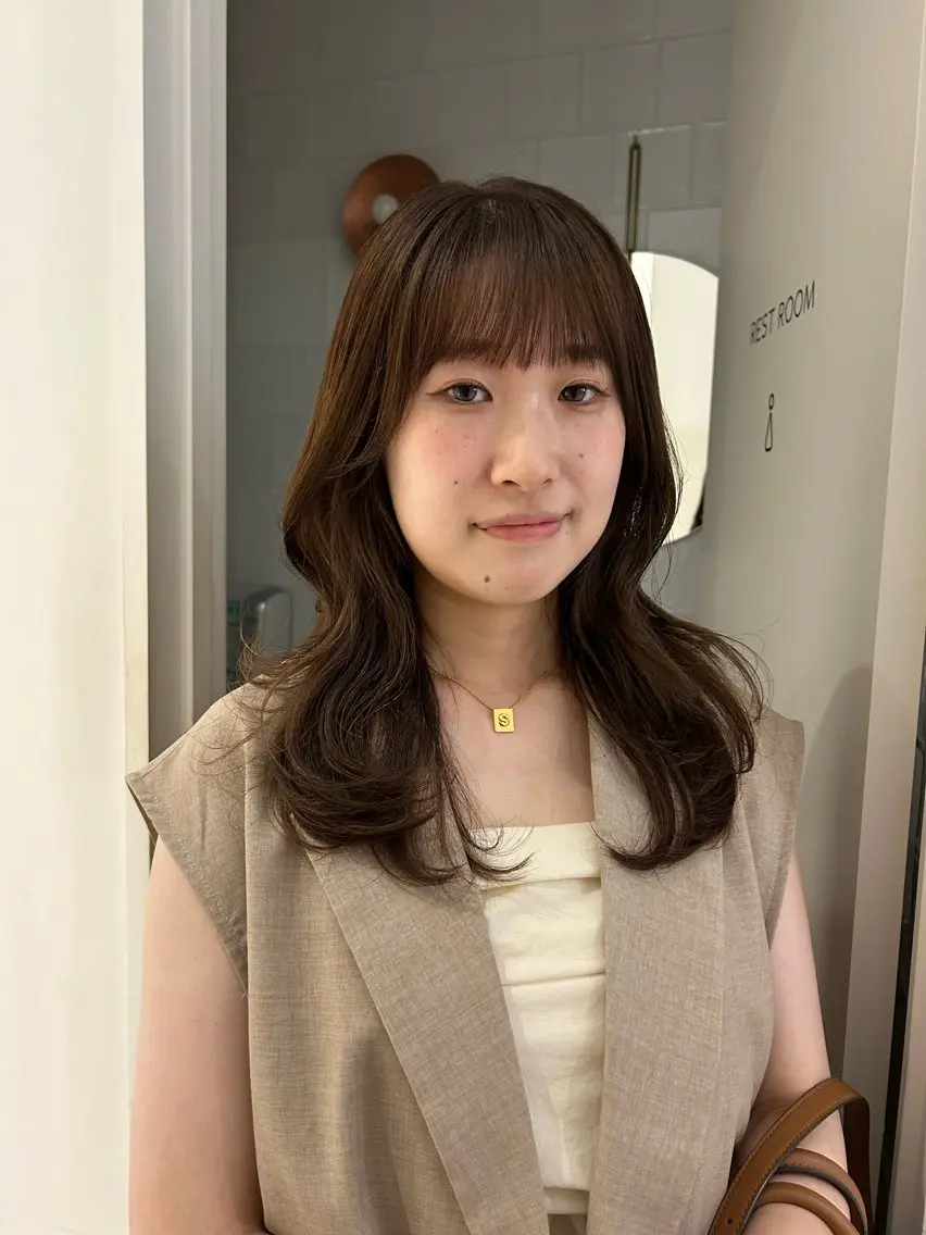 セミロング カラー ベージュカラー 透明感カラー レイヤーカット カット ヘアカラー オリーブベージュ/ ブリーチなし透明感のヘアスタイル