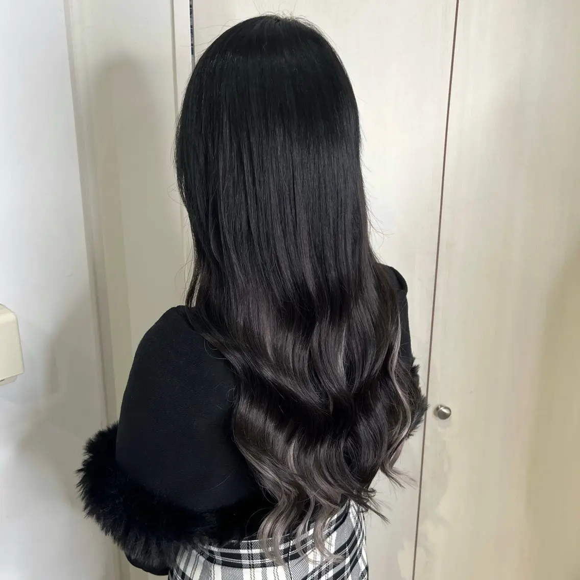 ロング カラー 黒髪 ナチュラルブラック シルバー ヘアカラー エクステ 🦋エクステ🦋 TOMOKAのヘアスタイル
