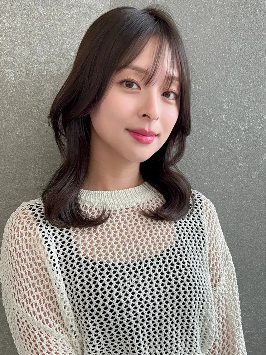 ミディアム くびれヘア 顔周りカット 韓国風ヘア レイヤーカット 小顔カット カット ヘアカラー トリートメント 小顔レイヤー/顔周り 艶髪カラー/金山のヘアスタイル