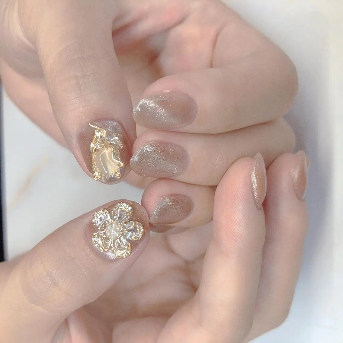 ミディアム ネイル Blowe ニュアンスのネイルデザイン