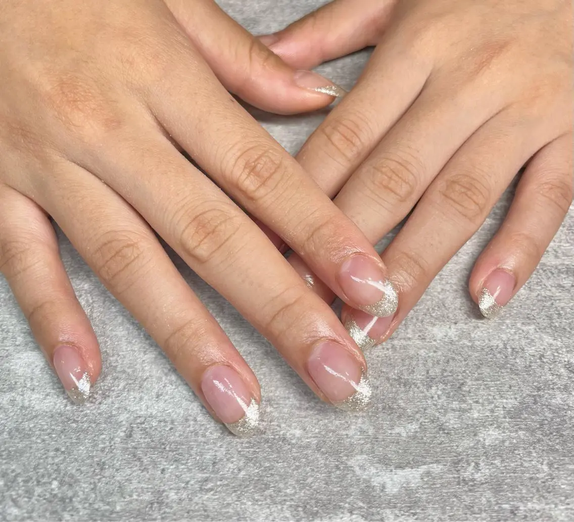 ネイル フレンチネイル ラメ(グリッター) with hues AYAのネイルデザイン