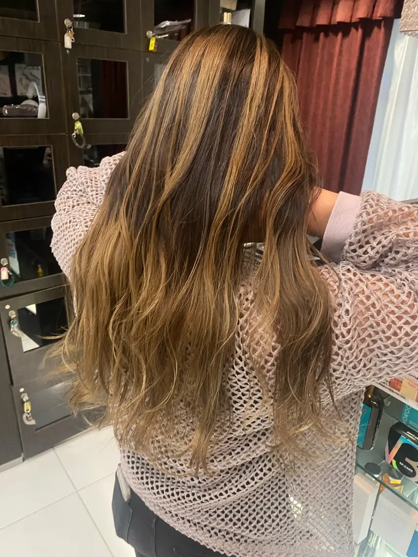 ロング カラー バレイヤージュ ブリーチ レイヤーカット ヘアカラー トリートメント グレージュ達人/赤み 消し/ブリーチ/岩崎のヘアスタイル