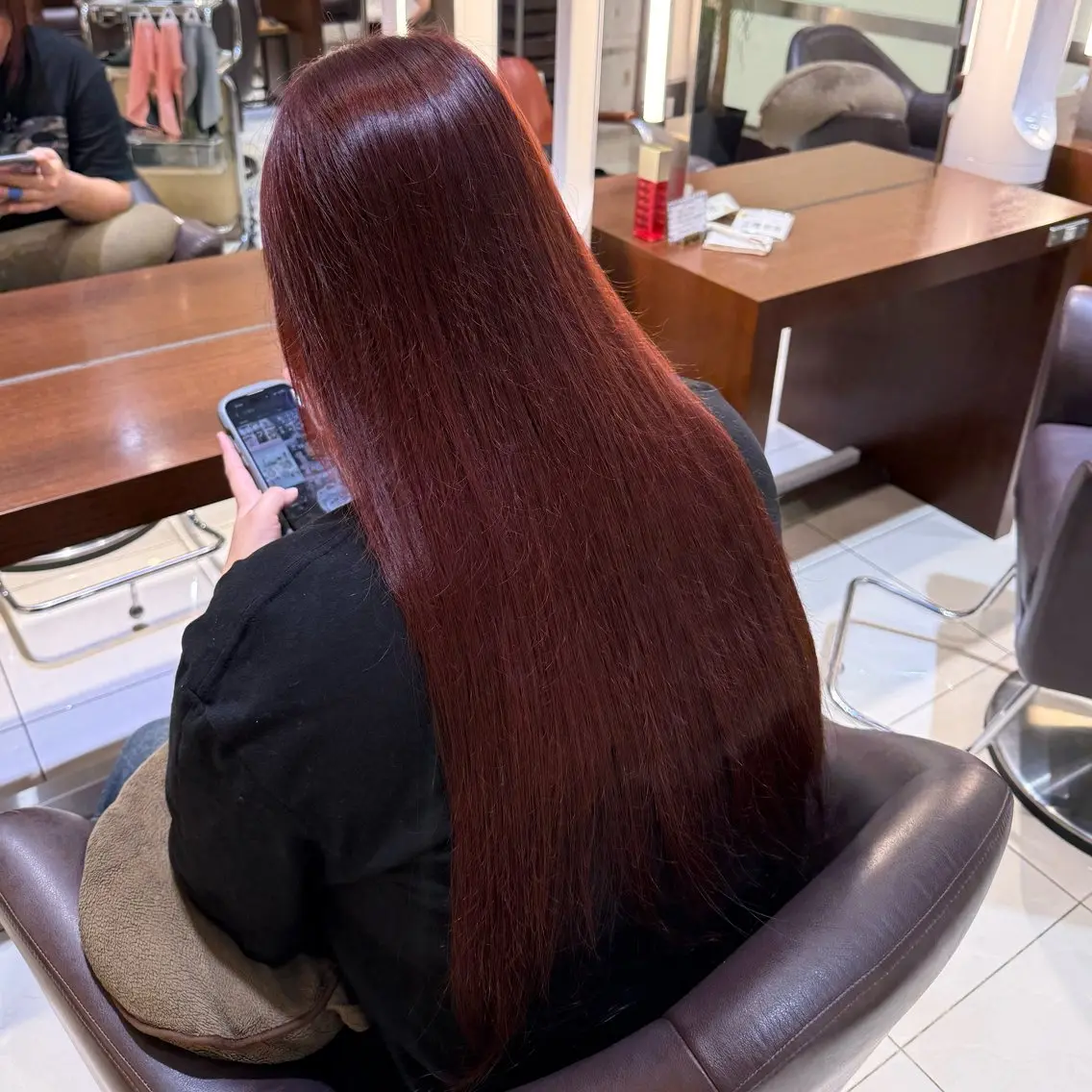 ロング カラー ブリーチ ボルドーカラー ブリーチなしカラー ヘアカラー 三橋 彩花のヘアスタイル