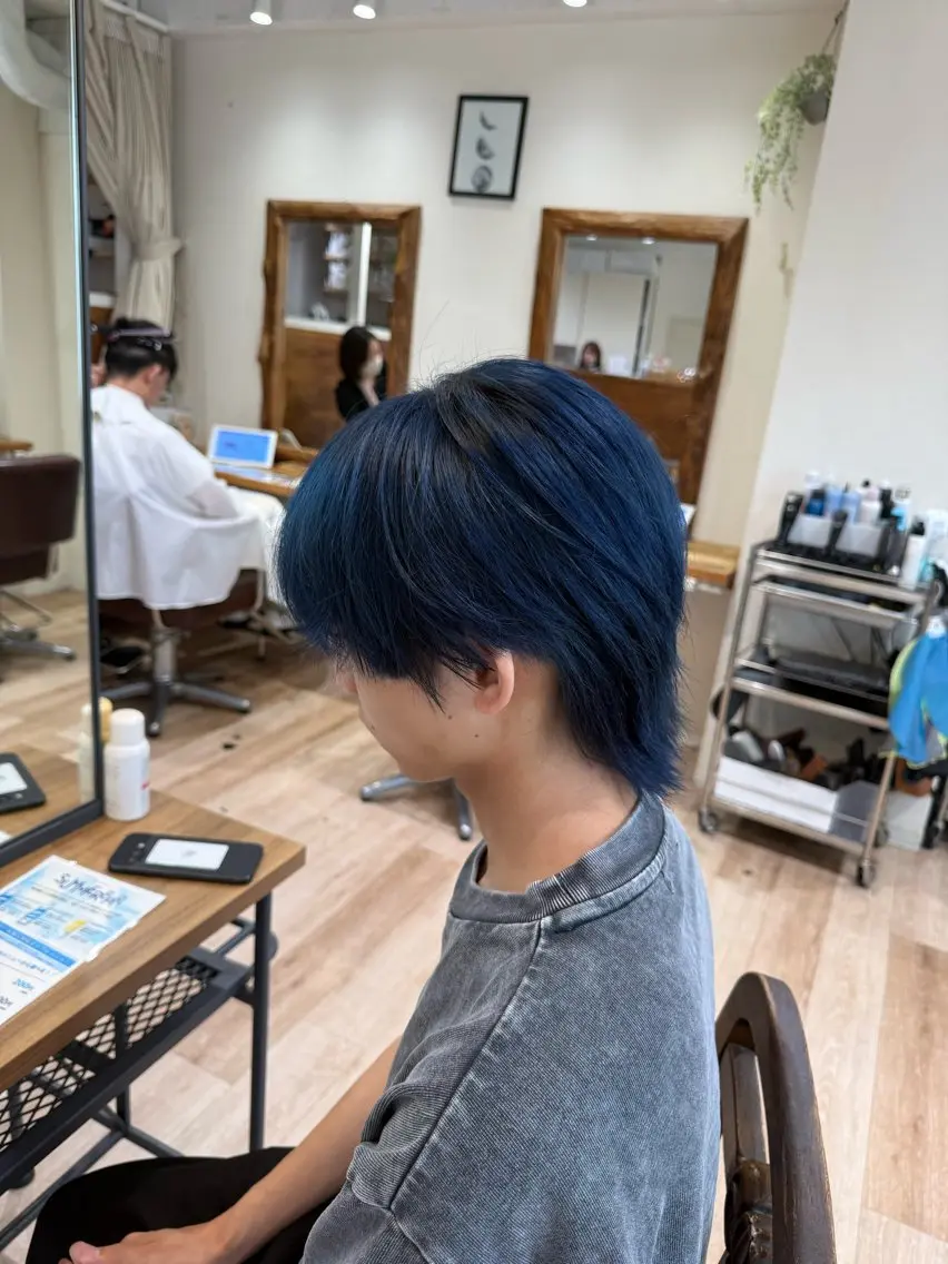 ショート カラー メンズ 黒髪 ブルーカラー ブルーブラック ヘアカラー シン🦊カット/ 艶カラー/ブリーチのヘアスタイル