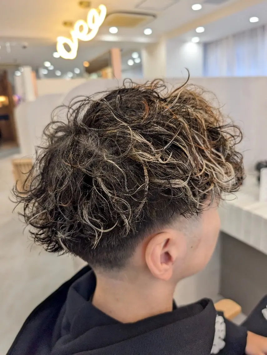 ショート パーマ メンズ フェードカット メンズハイライト スペインカール ハイライト メンズパーマ特化 QOL札幌YUTOのヘアスタイル