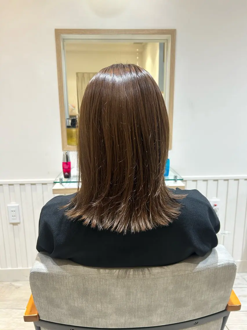 ミディアム カラー ミディアムレイヤー ベージュカラー レイヤーカット 外ハネヘア カット ヘアカラー トリートメント 大川 夏実のヘアスタイル