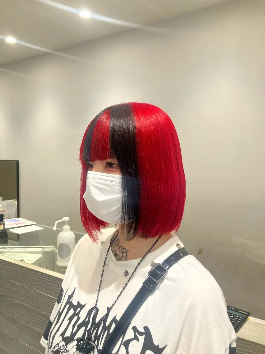 ショート カラー デザインカラー ボブ カット ヘアカラー サキ🤍ハイトーン 🩰くびれ巻きヘアのヘアスタイル