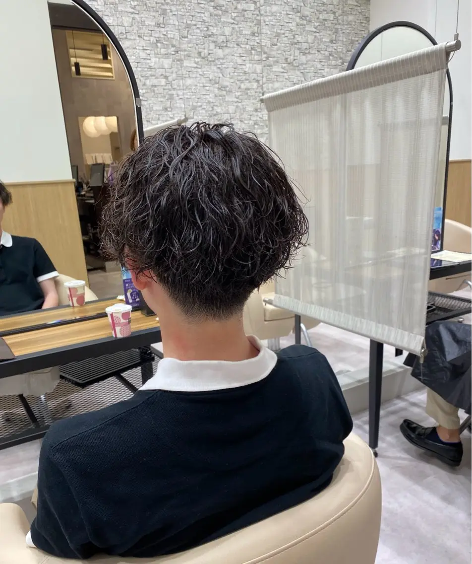 ショート メンズ センターパート 波巻きパーマ 本間 広樹のヘアスタイル