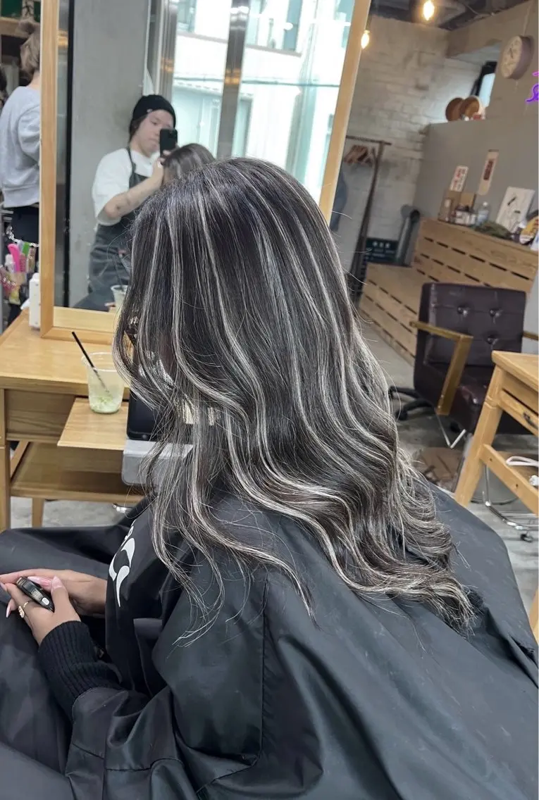 セミロング カラー ダークグレー ダークグレージュ グレージュ ハイライトカラー ハイライト ヘアカラー トリートメント 指名数No.1 /NAOYAのヘアスタイル