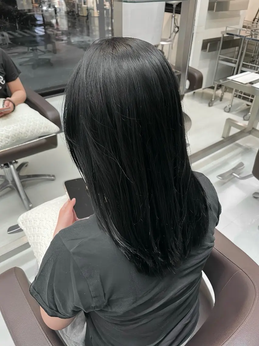 ミディアム カラー 黒髪 ブルーカラー ブルーブラック ヘアカラー トリートメント 小林 陽音のヘアスタイル