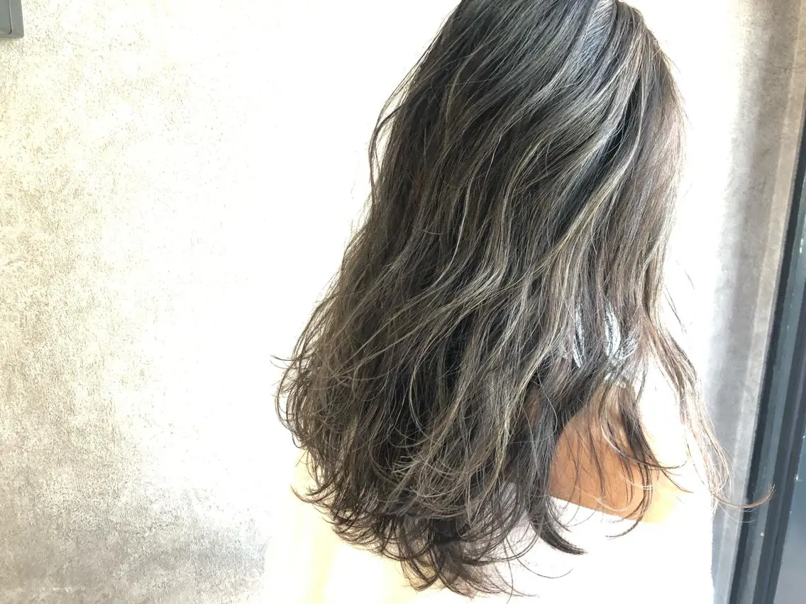 セミロング カラー 顔周りレイヤーカット ブリーチminamiのヘアスタイル