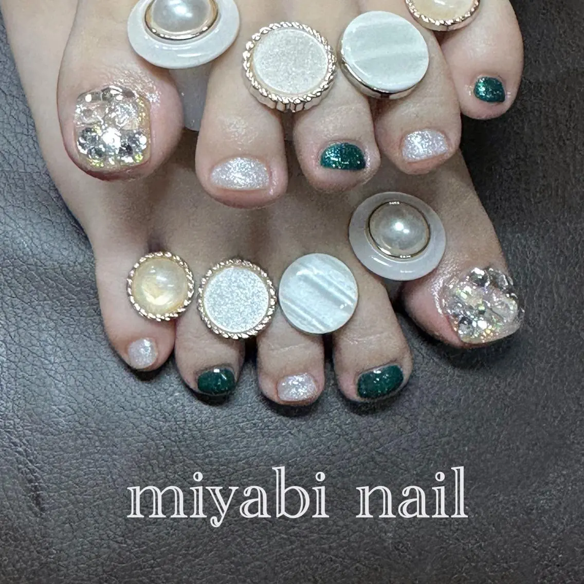 ネイル フットネイル グリーン キラキラネイル ラメ(グリッター) 持ち込み フットネイル miyabi nail 桂川駅近くのネイルデザイン