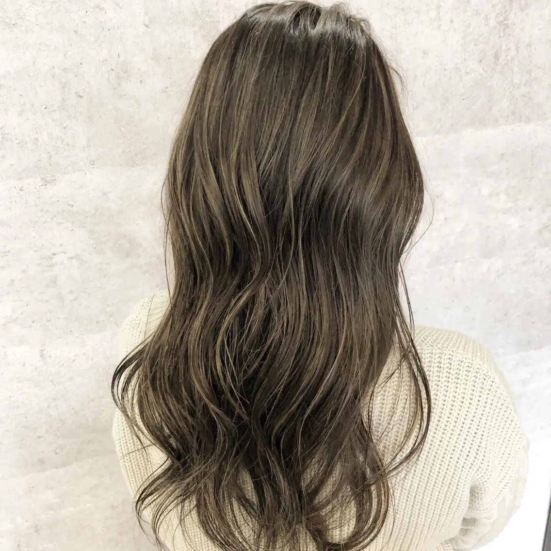 ロング カラー アディクシーカラー ブリーチ ケアブリーチ グレージュ ハイライトカラー 髪質改善で 憧れの潤艶美髪にのヘアスタイル