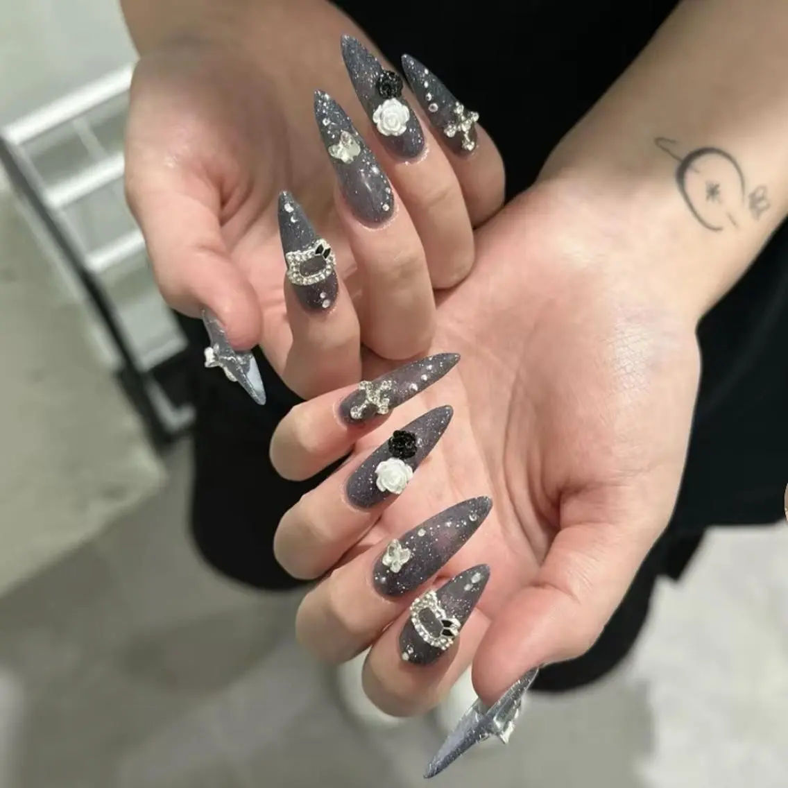 ネイル チークネイル ドット フットネイル フレンチネイル グラデーション ハンドネイル ハンドケア Nihonthy 歌舞伎町のネイルデザイン