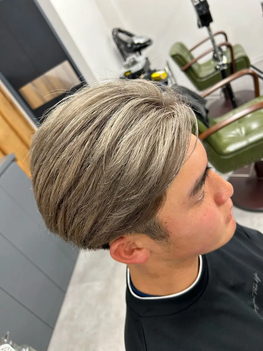 カラー メンズ メンズハイトーン ベージュカラー ハイトーンカラー ミルクティーベージュ カット ヘアカラー SHAFT Ieiriのヘアスタイル