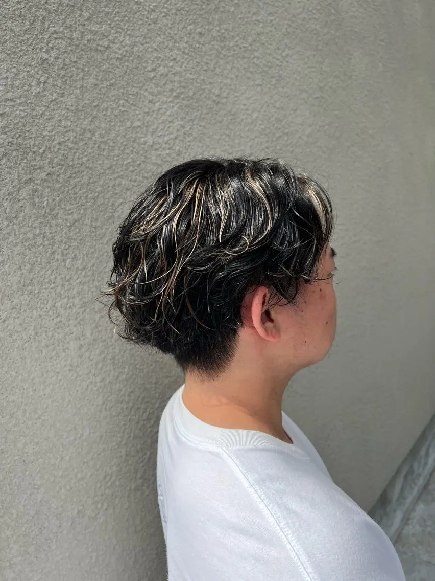 ショート ハイライト ヘアカラー 今田 飛奈のヘアスタイル