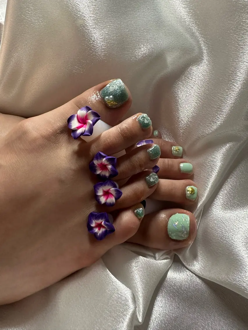 マグネットフットジェルネイル🦶🧲🍃 オフ・ケア込み⭐️パーツつけ放題(当店にて無料・有料パーツ貼り放題の写真