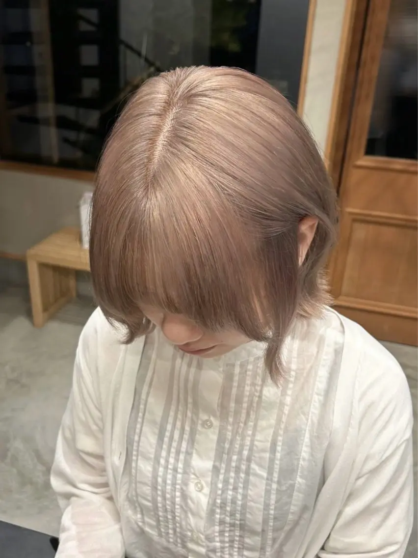 ショート カラー ベージュカラー ブリーチ 透明感カラー ミルクティーベージュ MIKU / BASE hairのヘアスタイル