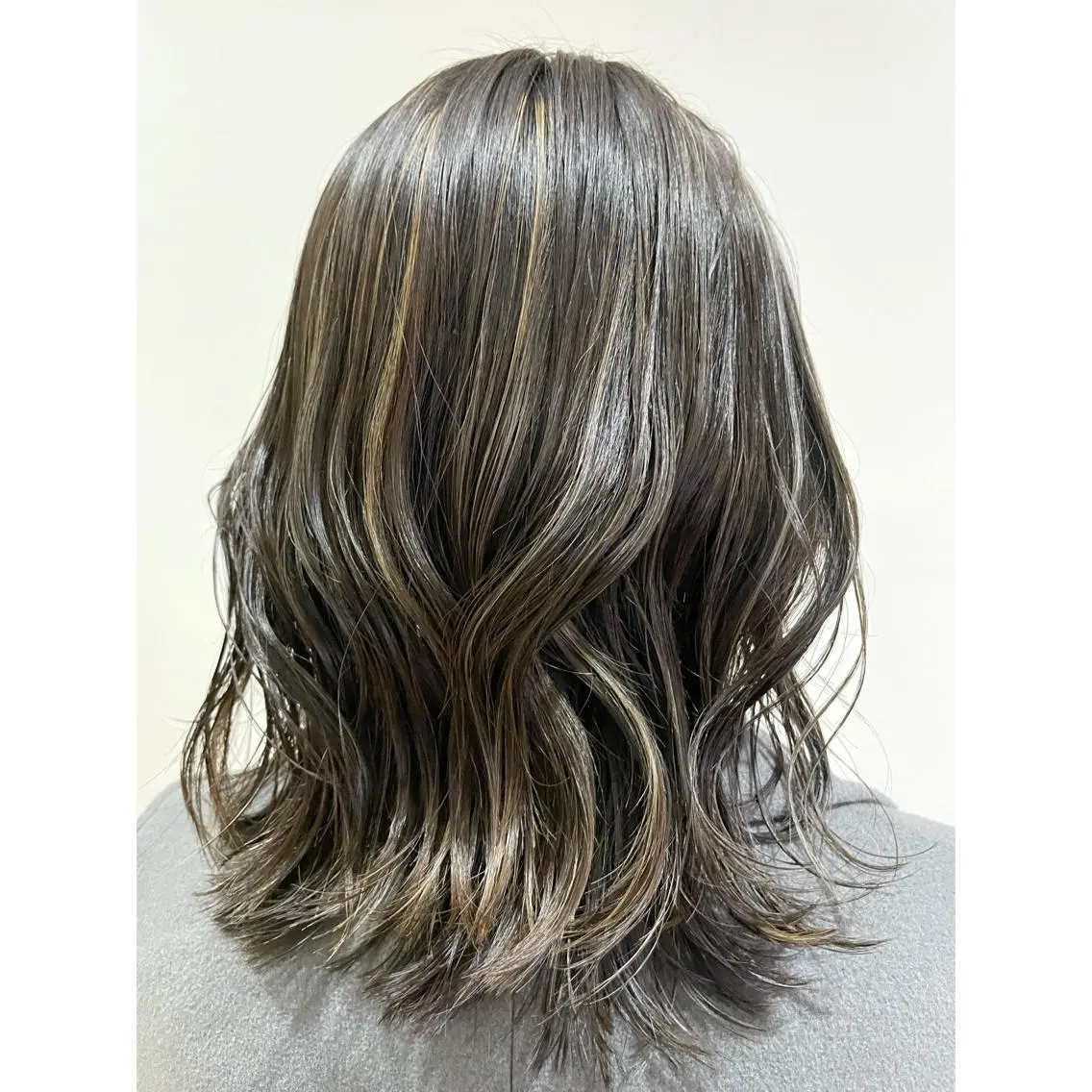 セミロング カラー 透明感カラー グレージュ ハイライトカラー ハイトーンカラー ハイライト 佐藤 美紅のヘアスタイル