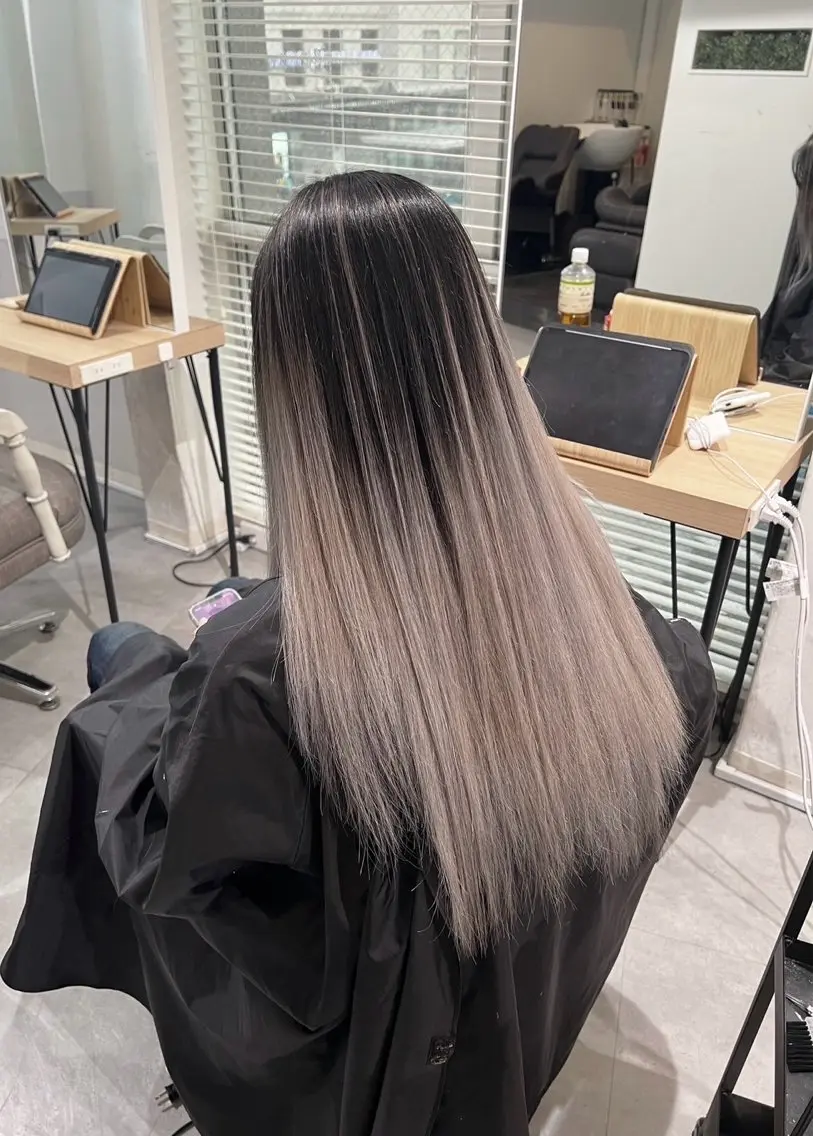 セミロング カラー バレイヤージュ シルバー ホワイトシルバー レイヤーカット 指名数No.1 /NAOYAのヘアスタイル