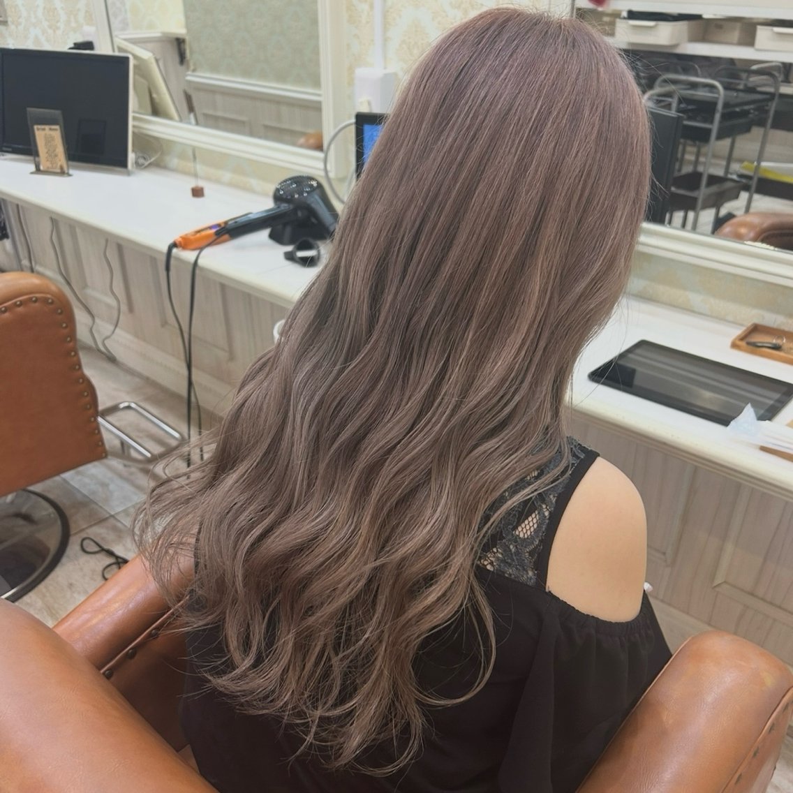 ロング カラー ダブルカラー ヘアカラー トリートメント 安原 百愛のヘアスタイル