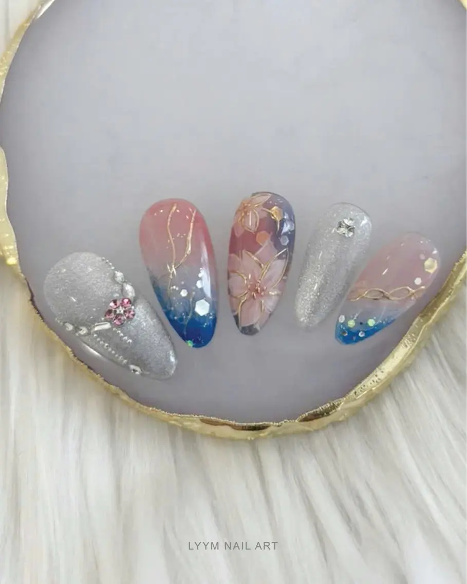 ネイル ブルー フラワーネイル ジェルネイル グラデーション キラキラネイル LYYM Salonのネイルデザイン