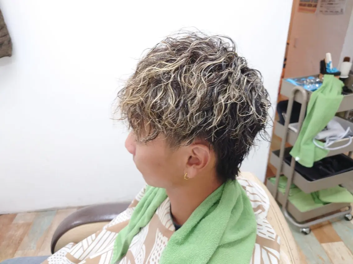 カラー メンズ メンズメッシュ メンズパーマ メッシュ カット パーマ 村木 隆のエステ・リラクイメージ