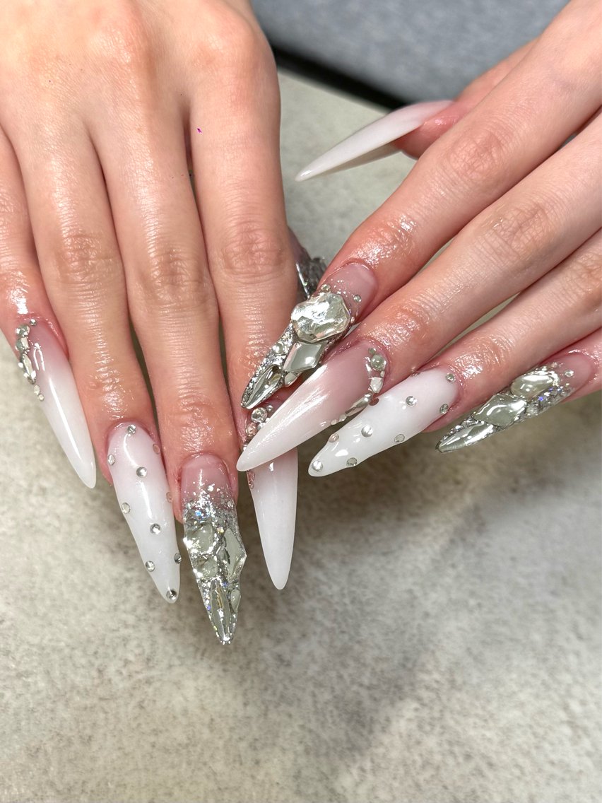 ネイル ロングネイル ハンドネイル ネイルルーム チャームのネイルデザイン