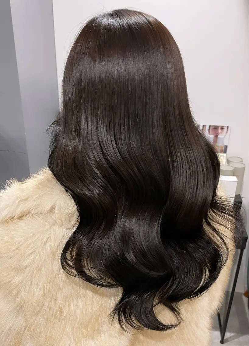 セミロング カラー ブラウンカラー 透明感カラー ダークブラウン ヘアカラー トリートメント 紅都🫧 透明感水光カラーのヘアスタイル