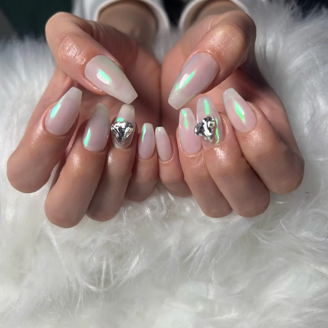 ネイル オーロラネイル ハート ホワイト ハンドネイル haac nailsのネイルデザイン