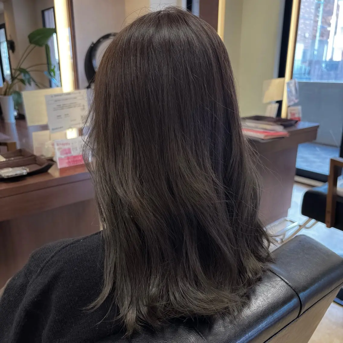 ミディアム カラー アッシュ ブラウンカラー 透明感カラー 大知 眞子のヘアスタイル