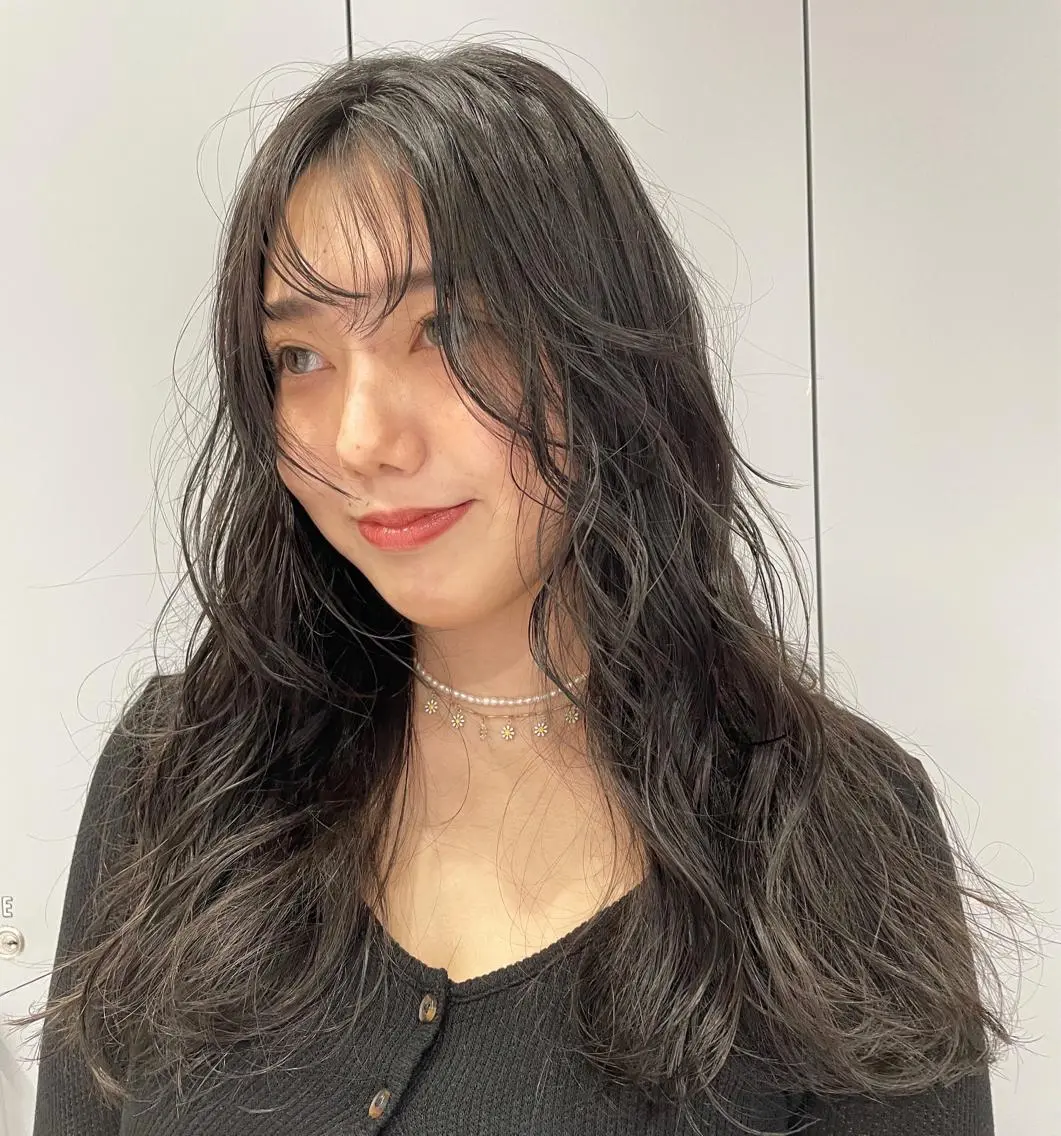 ロング カラー ダークグレー ダークグレージュ グレージュ レイヤーカット カット ヘアカラー 狩野 羅夢のヘアスタイル
