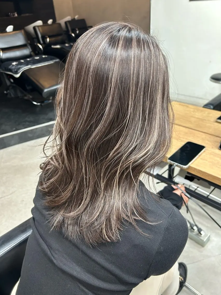 ミディアム カラー ブリーチ ケアブリーチ ハイライトカラー ハイライト レイヤーカット RYOSUKE ハイトーンのヘアスタイル