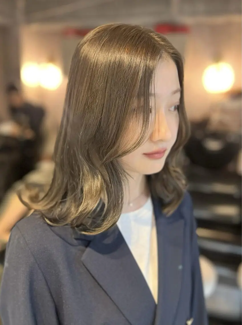ミディアム カラー ベージュカラー ブリーチ オリーブベージュ 🩶縮毛矯正/カラー /大宮/あやね⛓🩶のヘアスタイル